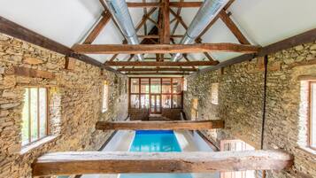 Hồ bơi trong nhà, hồ bơi ngoài trời phục vụ theo mùa