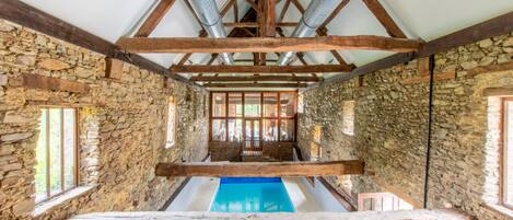 屋内プール、季節限定屋外プール