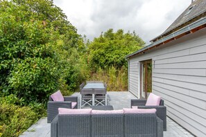 Casa, vista para o lago | Opções para refeição ao ar livre