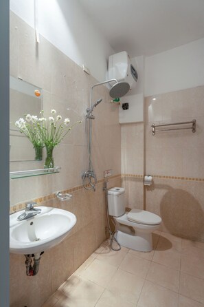 Een douche, een haardroger, handdoeken, zeep