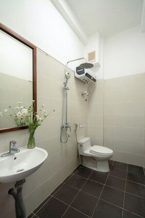 Een douche, een haardroger, handdoeken, zeep