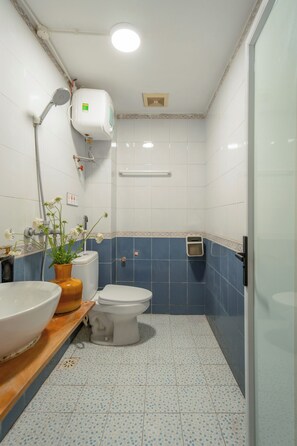 Een douche, een haardroger, handdoeken, zeep