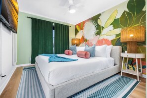 Een bureau, een strijkplank/strijkijzer, reisbedje, gratis wifi