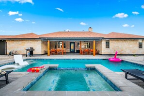 A heated pool - Luxury Retreat with a Pool and Spa (Heated), Pickleball, Mini Golf, Game Room and 5 min ➝Main (Fredericksburg)