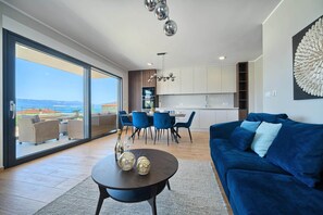 TV - Tina‘s Place - Sea-View, Pool & Barbecue (Slatine)
