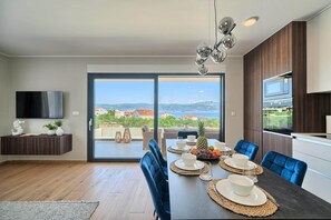 Dining - Tina‘s Place - Sea-View, Pool & Barbecue (Slatine)