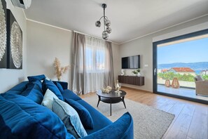 TV - Tina‘s Place - Sea-View, Pool & Barbecue (Slatine)