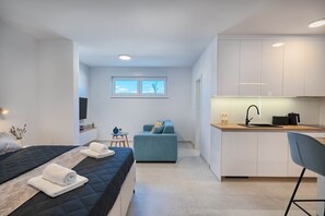 1 bedroom, iron/ironing board, WiFi, bed sheets - Mićo's Beach Studio With Pool (Slatine)