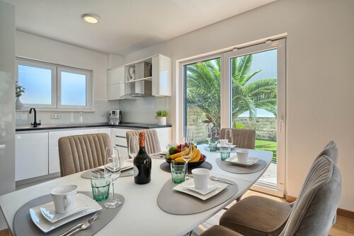Villa Palm Garden – Privat, Pool und Grillplatz