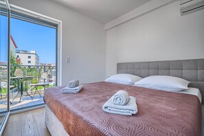 3 chambres, fer et planche à repasser, Wi-Fi, draps fournis