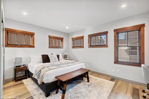Desk, iron/ironing board, travel cot, WiFi - Walk downtown/Ski/Play/ Explore Glacier/Hot Tub/Parking (Whitefish)