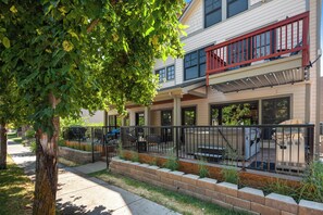 Terrace/patio - Walk downtown/Ski/Play/ Explore Glacier/Hot Tub/Parking (Whitefish)