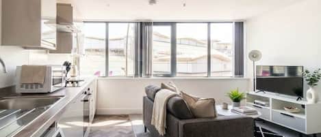 Réfrigérateur, four à micro-ondes, un four, surface de cuisson