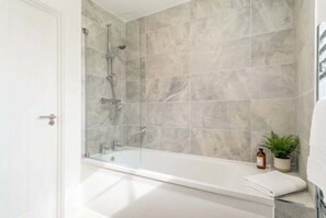 Shower, hair dryer, towels, shampoo - Cosy 1 Bed Apartment in Central Wrexham with WiFi (Wrexham)
