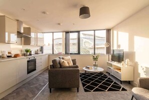 TV, offices - Cosy 1 Bed Apartment in Central Wrexham with WiFi (Wrexham)