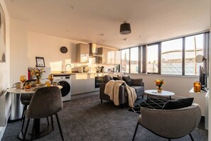 TV, offices - Cosy 1 Bed Apartment in Central Wrexham with WiFi (Wrexham)