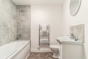 Dusche, Haartrockner, Handtücher, Shampoo