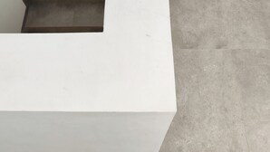 Un escalier avec une rampe blanche et des marches en bois.