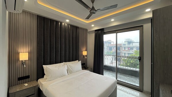 Minibar, in-room safe, desk, laptop workspace