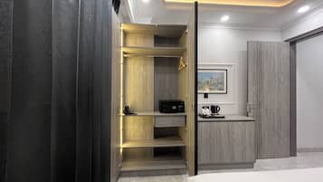 Frigobar, cofres nos quartos, escrivaninha