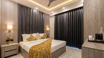 Luxury Suite | Minibar, in-room safe, desk, laptop workspace