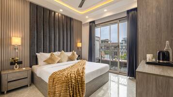 Luxury Suite | Minibar, in-room safe, desk, laptop workspace