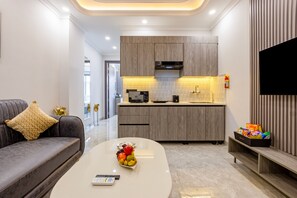 Luxury Suite | Living area | 42-inch Smart TV with digital channels - Saltstayz Premier Near Sector 44 Corporate Hub (Gurugram)