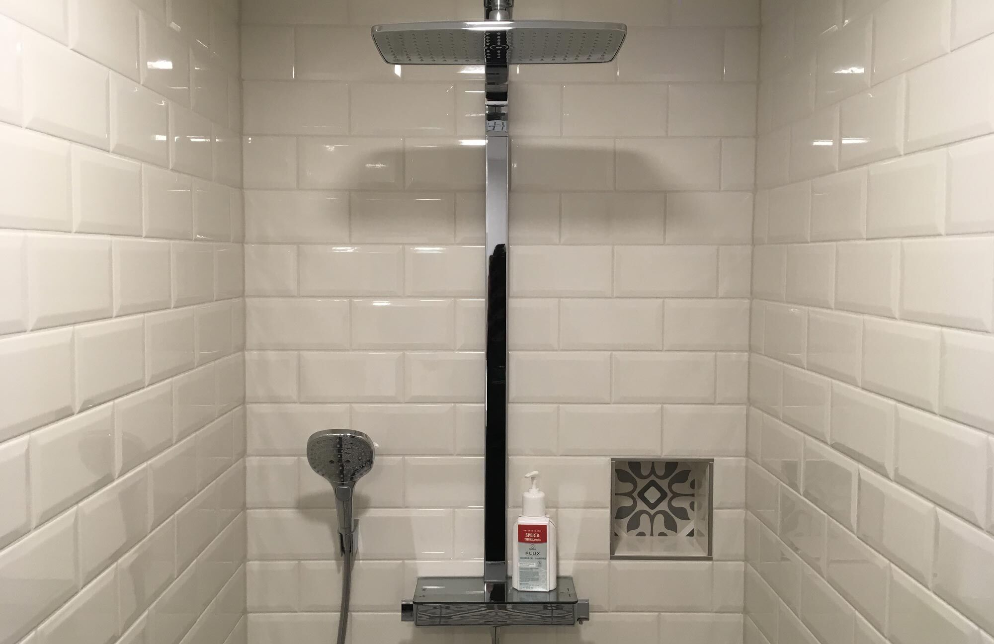 Ducha, secador de pelo, toallas, papel higiénico