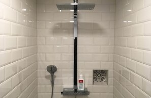 Ducha, secador de pelo, toallas, papel higiénico