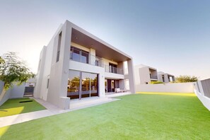 Exterior - Incredible 5 Bed l Private Garden l near Mall (Dubai Hills)