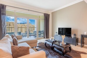 TV - 1 Bed on The Palm l City Views l Near Atlantis (Palm Jumeirah)
