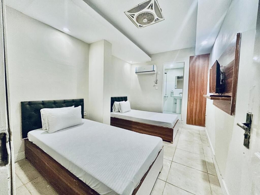 Skrivebord, lydisolert og wi-fi (inkludert)