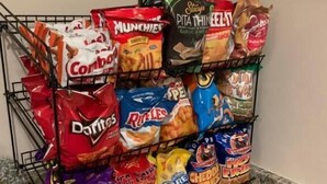 Una bandeja con diferentes papas fritas y aperitivos.
