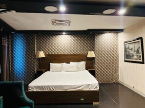 Deluxe Suite | Desk, soundproofing, free WiFi - Hotel Seaview (Karachi)