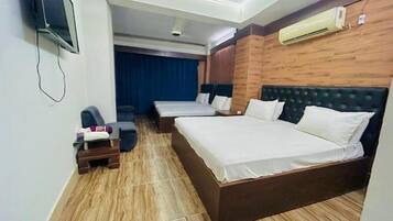 Suíte família | Escrivaninha, quartos à prova de som, Wi-Fi de cortesia