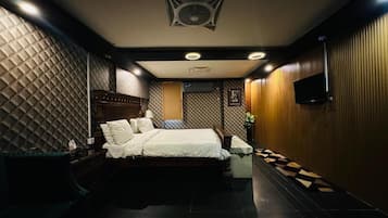 Escritorio, sistema de insonorización y wifi gratis