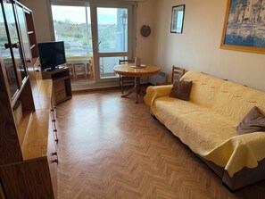 Living area - Cape Horn apartment with harbor view (Courseulles-sur-Mer)