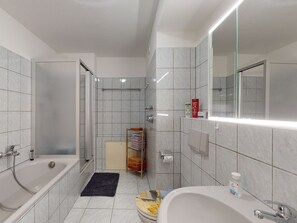 Dusche, Haartrockner, Handtücher