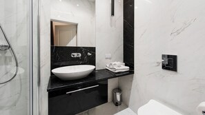 Apartment (102) | Bathroom | Shower, towels - Sun & Snow Rakowicka Residence (Kraków)