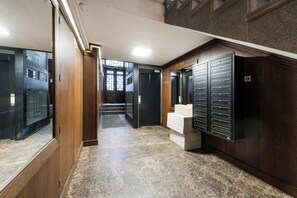 Staircase - Sun & Snow Rakowicka Residence (Kraków)