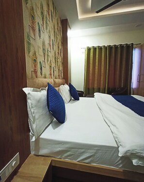 Deluxe Double Room | Desk, laptop workspace, free WiFi