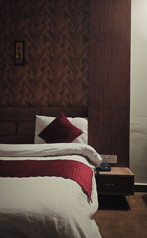 Deluxe Double Room | Desk, laptop workspace, free WiFi