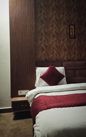 Deluxe Double Room | Desk, laptop workspace, free WiFi