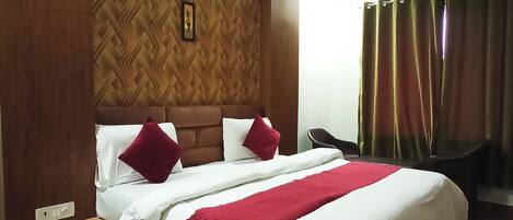 Deluxe-Doppelzimmer | Schreibtisch, laptopgeeigneter Arbeitsplatz, kostenloses WLAN