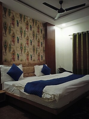 Deluxe Double Room | Desk, laptop workspace, free WiFi