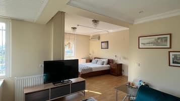 Kahden hengen comfort-huone | Tallelokero huoneessa, työpöytä, ilmainen Wi-Fi, vuodevaatteet