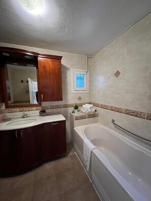 Comfort Double Room | Bathroom | Free toiletries, hair dryer, slippers, towels