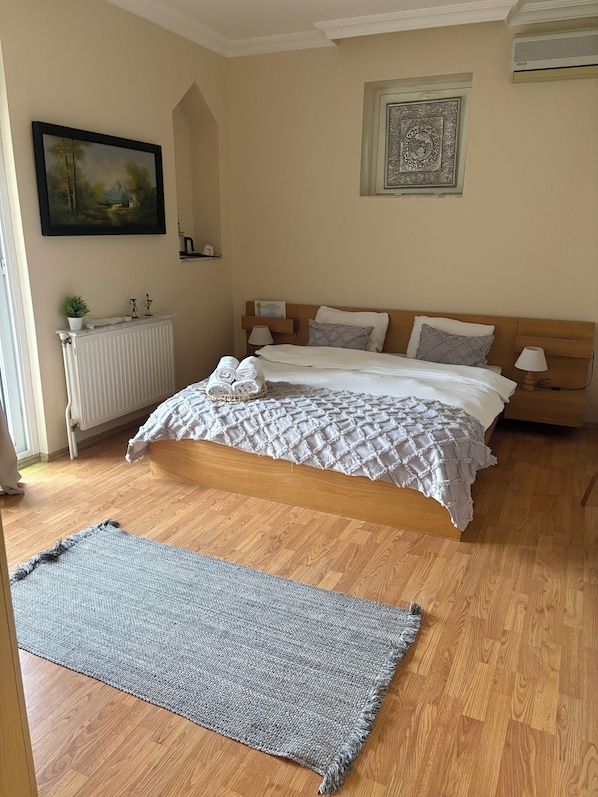 Huone, näköala puutarhaan | Tallelokero huoneessa, työpöytä, ilmainen Wi-Fi, vuodevaatteet