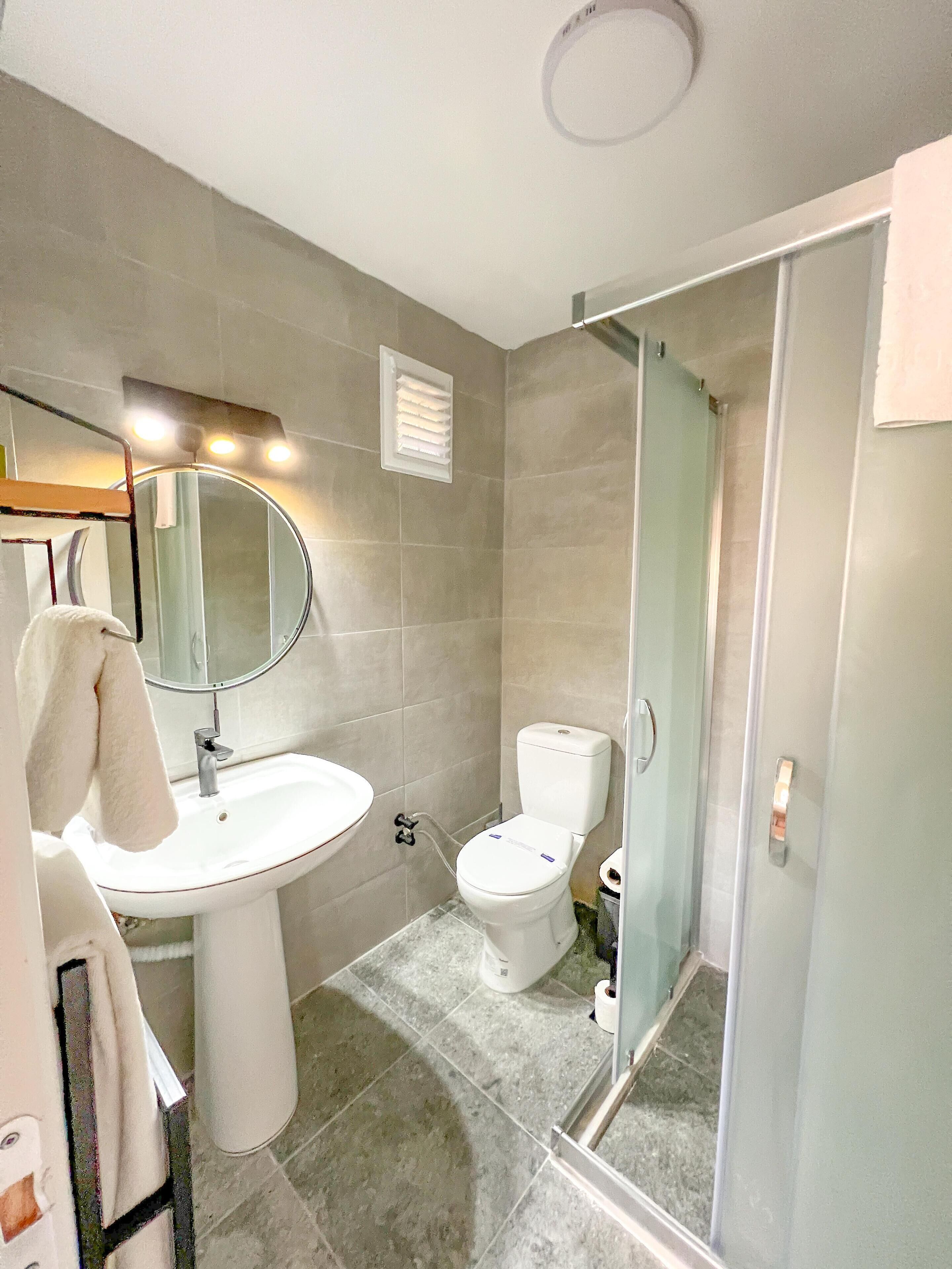 Zimmer, Gartenblick | Badezimmer | Kostenlose Toilettenartikel, Haartrockner, Hausschuhe, Handtücher