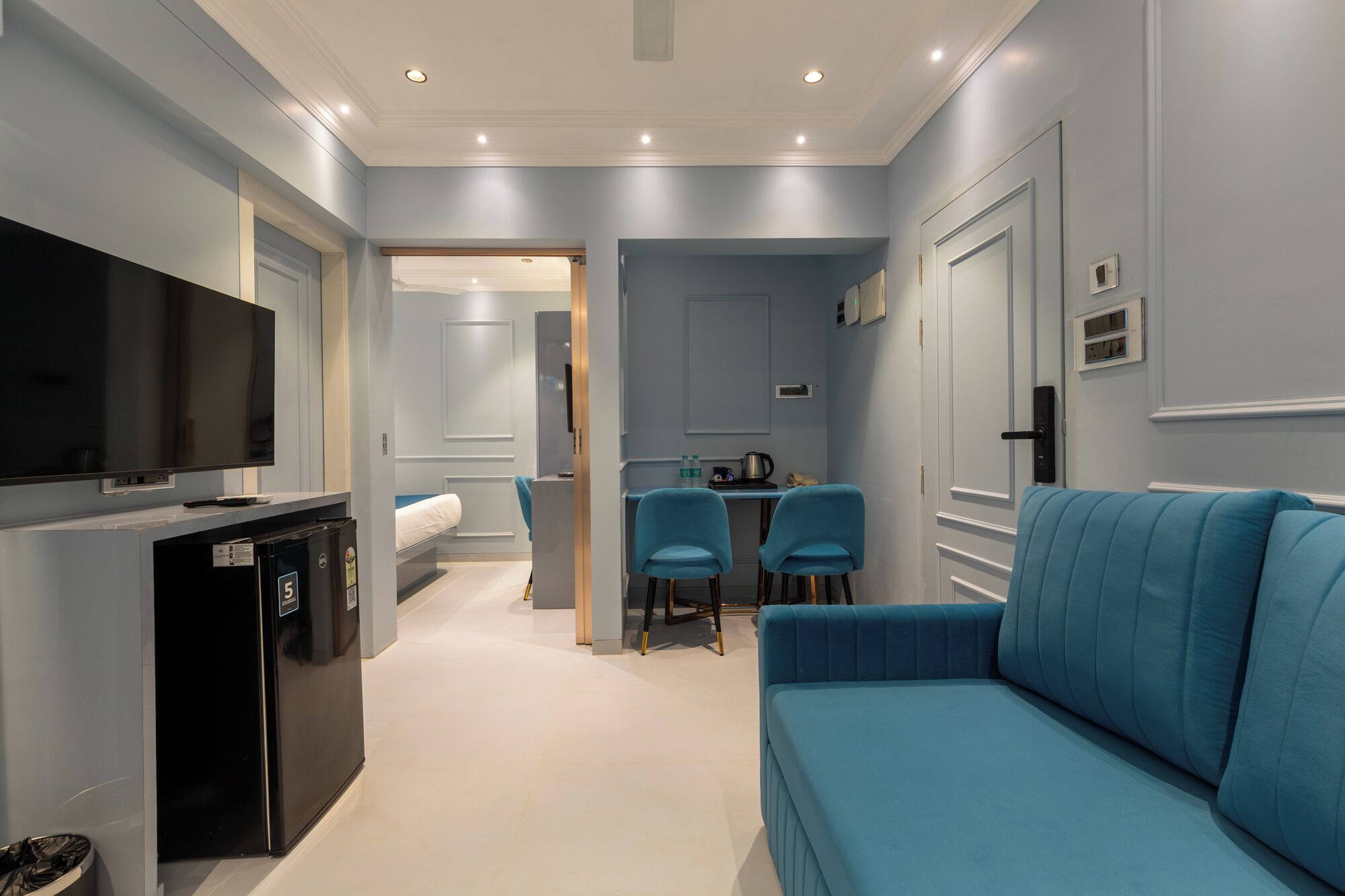 Estudio estándar, vista a la ciudad | Área de sala de estar | Smart TV 